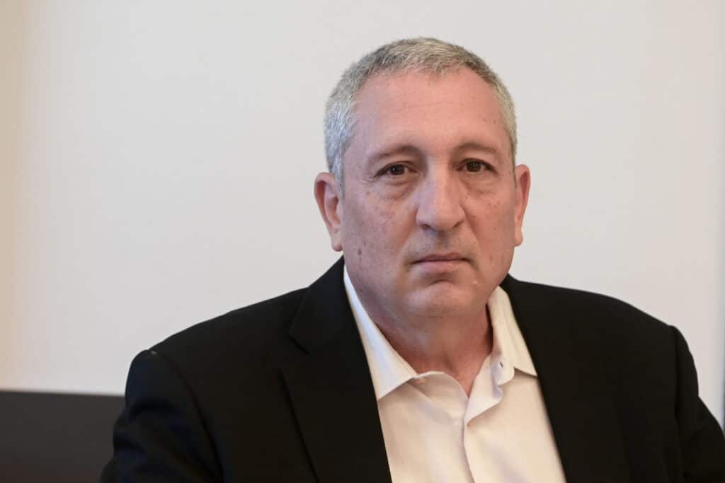 "קורא ספר בשיא הלחץ": היועצים הקרובים חושפים את סודות נתניהו "קורא ספר בשיא הלחץ": היועצים הקרובים חושפים את סודות נתניהו