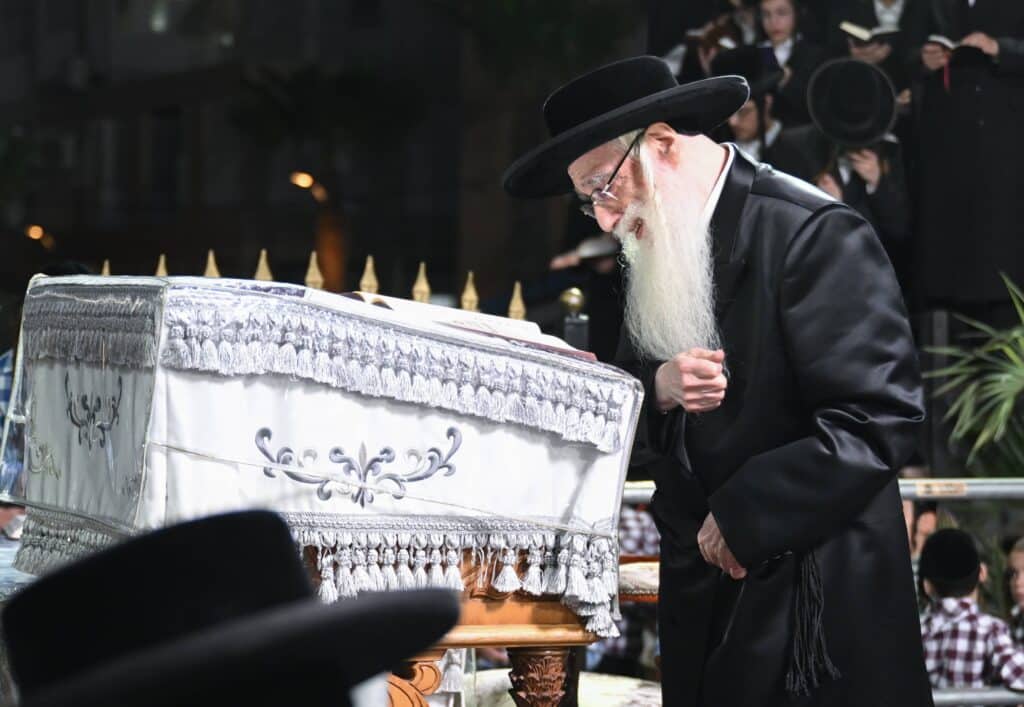 ערב ומוצאי יום הכיפורים בצילו של כ"ק האדמו"ר מצאנז ערב ומוצאי יום הכיפורים בצילו של כ"ק האדמו"ר מצאנז
