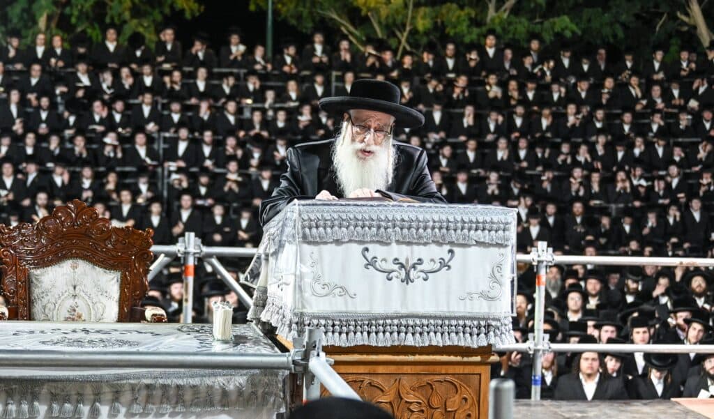 ערב ומוצאי יום הכיפורים בצילו של כ"ק האדמו"ר מצאנז ערב ומוצאי יום הכיפורים בצילו של כ"ק האדמו"ר מצאנז