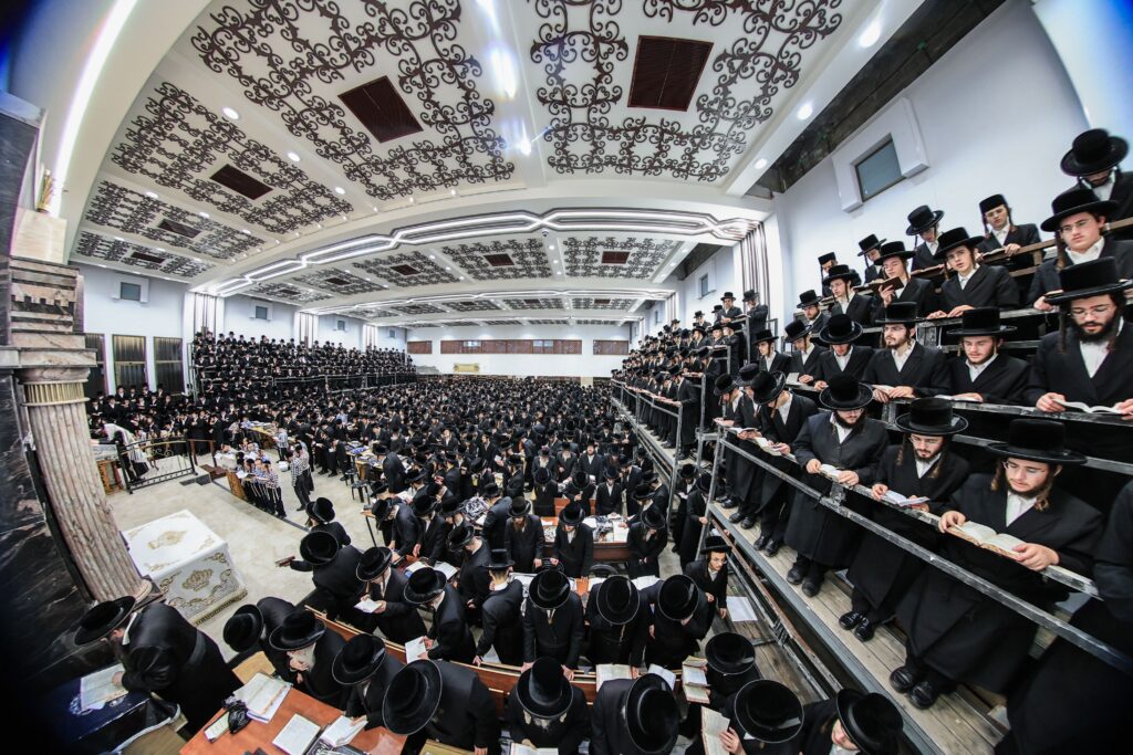 אלפי חסידים בברכת פרידה: מראות ראש השנה בחצר חסידות צאנז אלפי חסידים בברכת פרידה: מראות ראש השנה בחצר חסידות צאנז