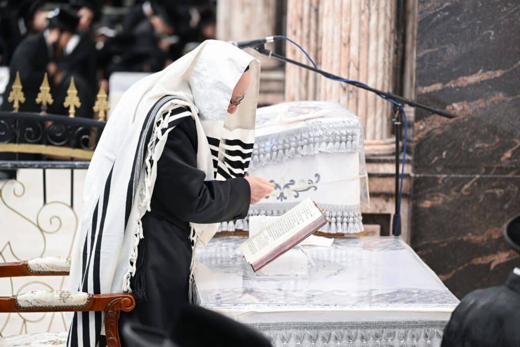 אלפי חסידים בברכת פרידה: מראות ראש השנה בחצר חסידות צאנז אלפי חסידים בברכת פרידה: מראות ראש השנה בחצר חסידות צאנז