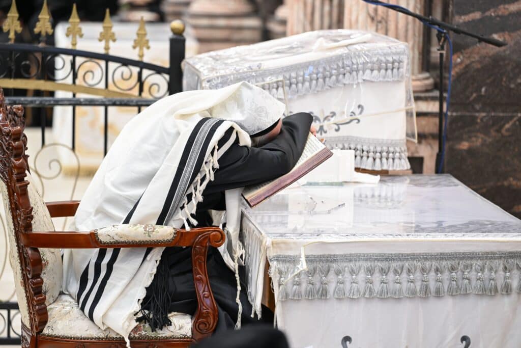 אלפי חסידים בברכת פרידה: מראות ראש השנה בחצר חסידות צאנז אלפי חסידים בברכת פרידה: מראות ראש השנה בחצר חסידות צאנז
