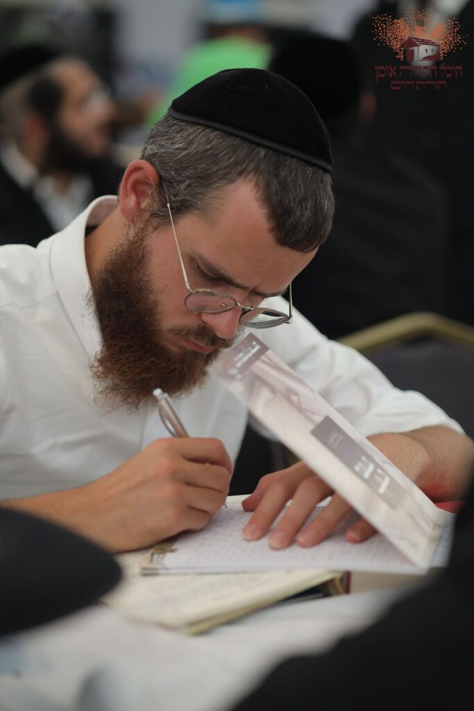אשרי עין ראתה זאת: אלפים גדשו את היכל התורה באומן אשרי עין ראתה זאת: אלפים גדשו את היכל התורה באומן