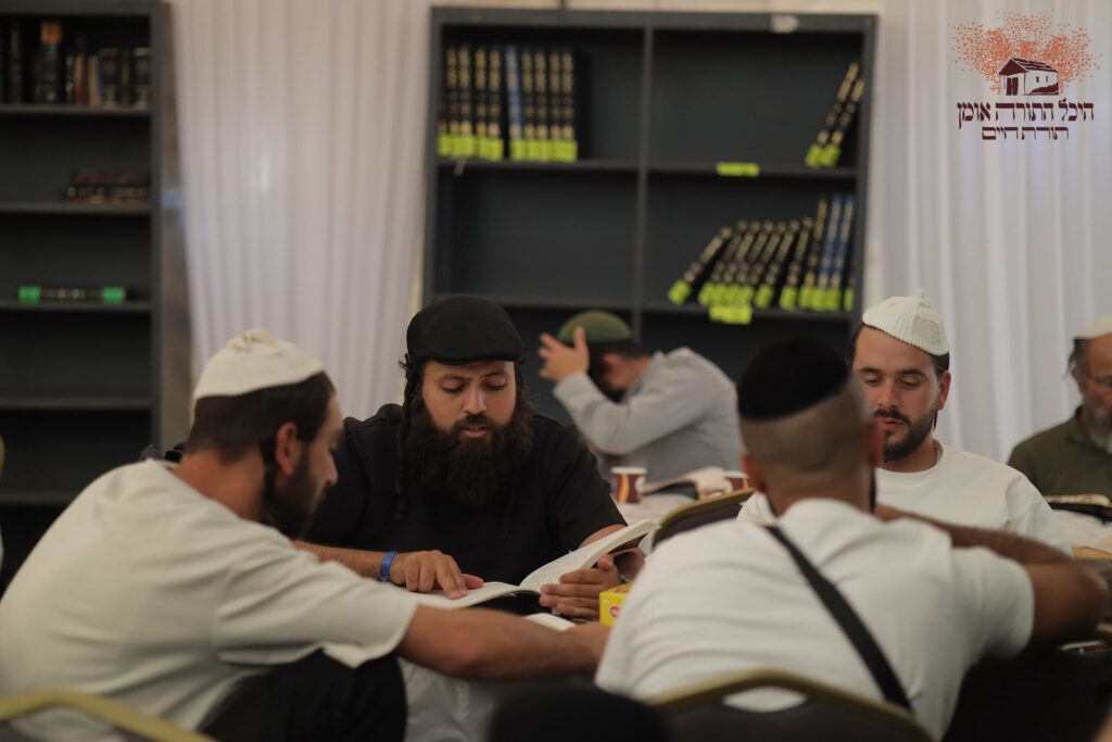 אשרי עין ראתה זאת: אלפים גדשו את היכל התורה באומן אשרי עין ראתה זאת: אלפים גדשו את היכל התורה באומן