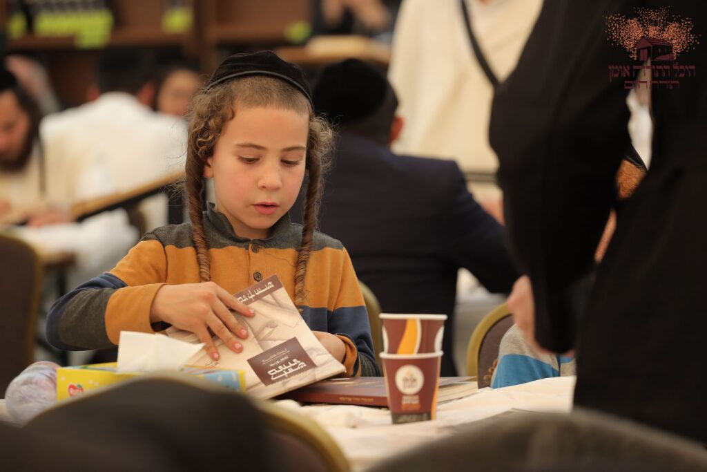 אשרי עין ראתה זאת: אלפים גדשו את היכל התורה באומן אשרי עין ראתה זאת: אלפים גדשו את היכל התורה באומן
