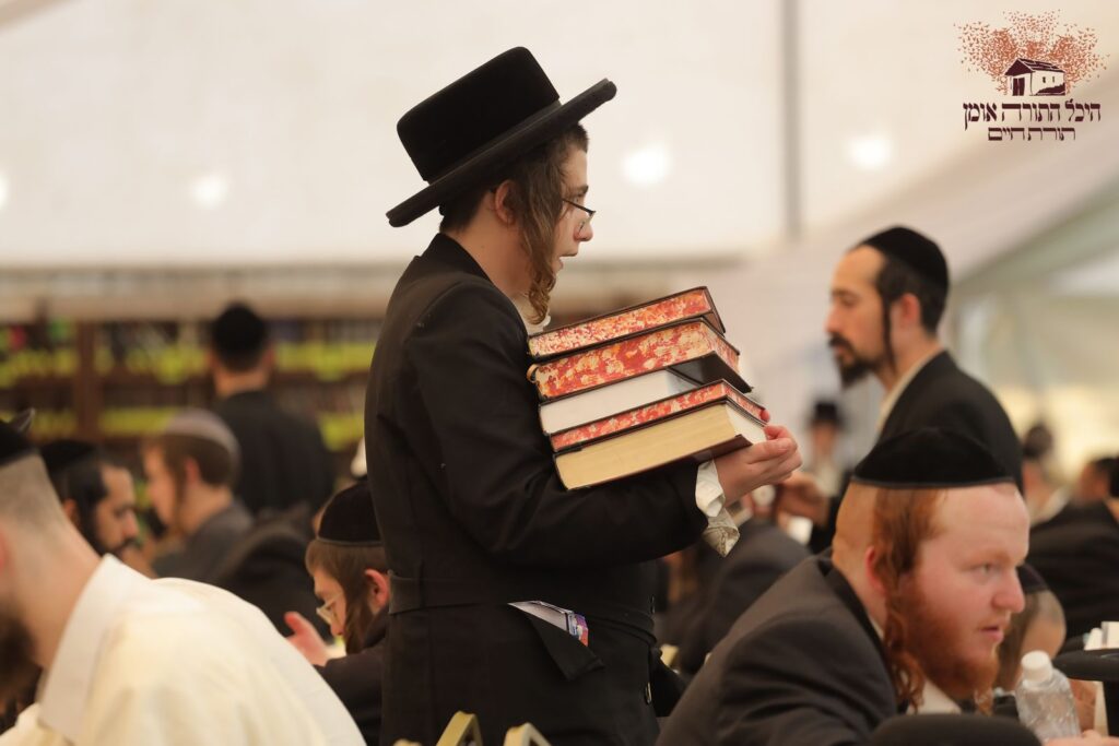 אשרי עין ראתה זאת: אלפים גדשו את היכל התורה באומן אשרי עין ראתה זאת: אלפים גדשו את היכל התורה באומן
