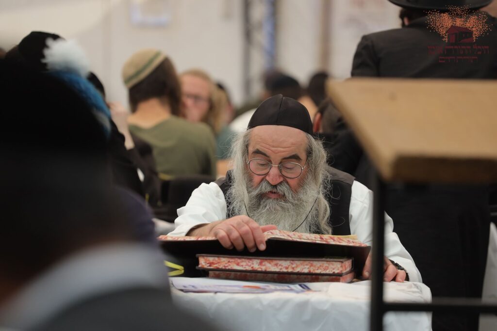 אשרי עין ראתה זאת: אלפים גדשו את היכל התורה באומן אשרי עין ראתה זאת: אלפים גדשו את היכל התורה באומן