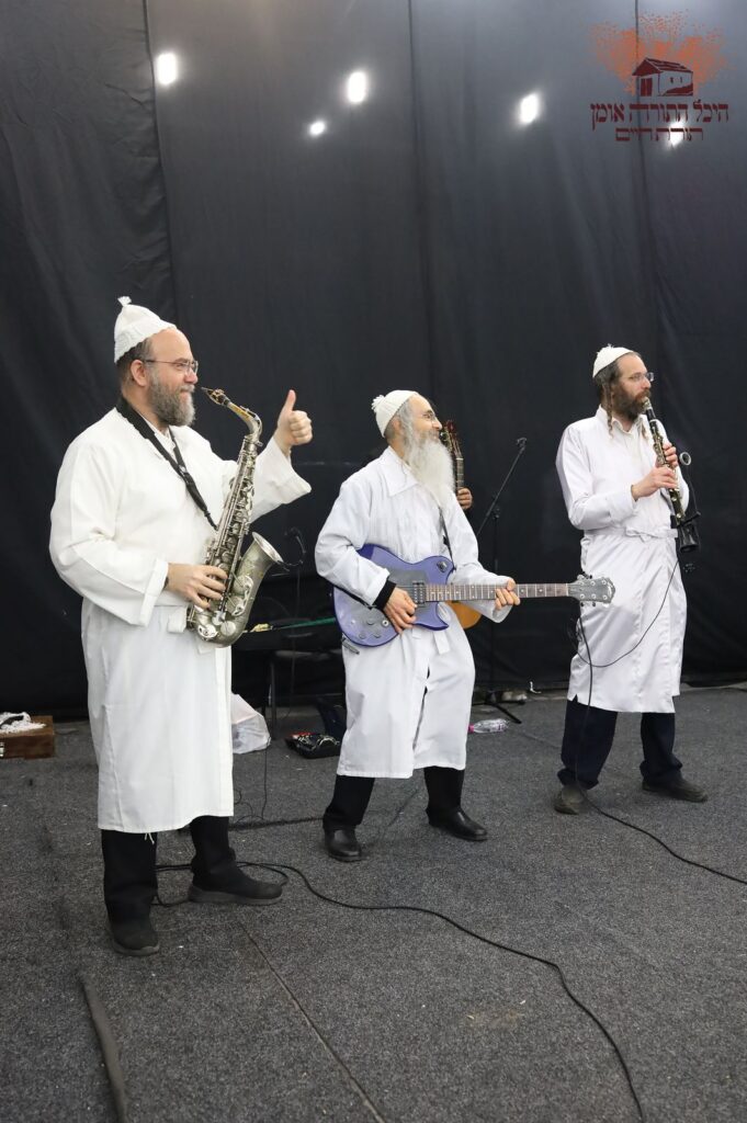 אשרי עין ראתה זאת: אלפים גדשו את היכל התורה באומן אשרי עין ראתה זאת: אלפים גדשו את היכל התורה באומן