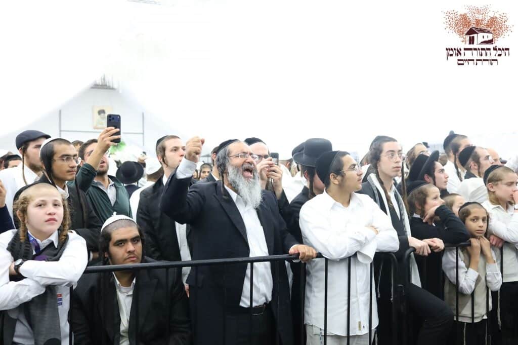 אשרי עין ראתה זאת: אלפים גדשו את היכל התורה באומן אשרי עין ראתה זאת: אלפים גדשו את היכל התורה באומן