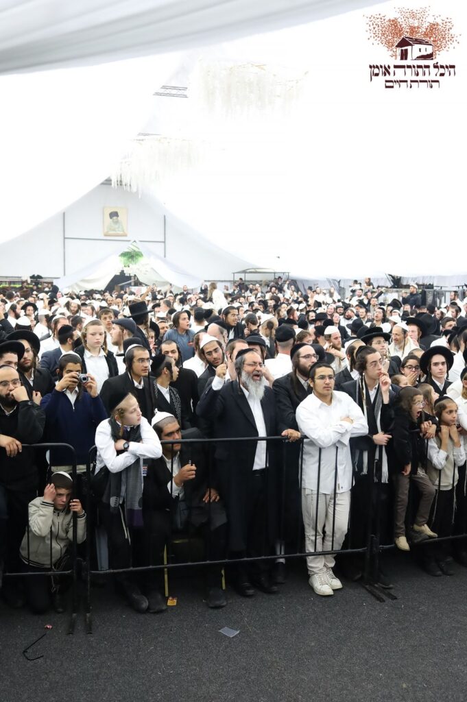 אשרי עין ראתה זאת: אלפים גדשו את היכל התורה באומן אשרי עין ראתה זאת: אלפים גדשו את היכל התורה באומן