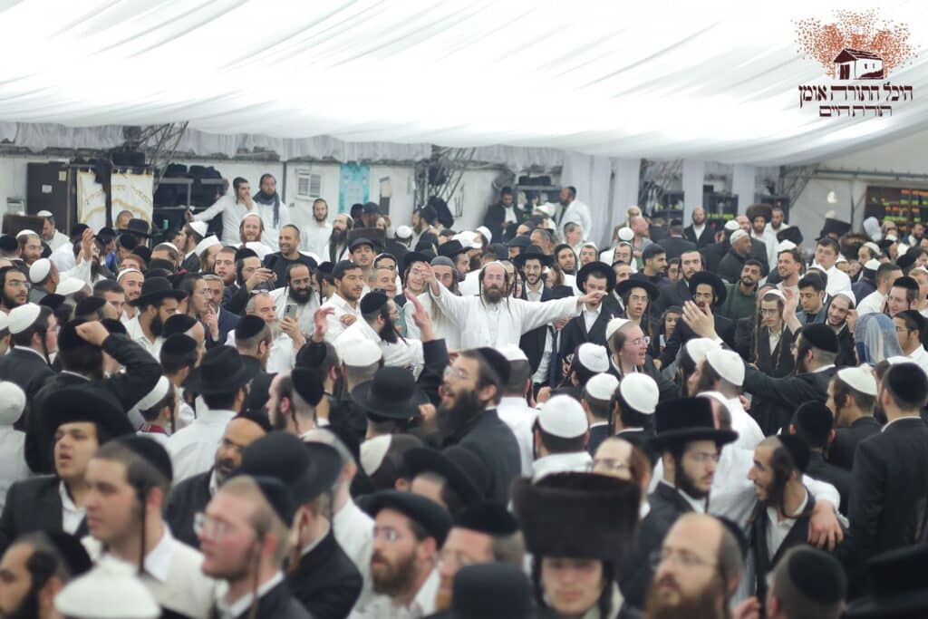 אשרי עין ראתה זאת: אלפים גדשו את היכל התורה באומן אשרי עין ראתה זאת: אלפים גדשו את היכל התורה באומן