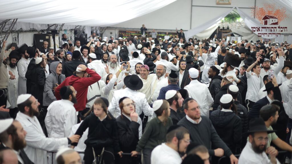 אשרי עין ראתה זאת: אלפים גדשו את היכל התורה באומן אשרי עין ראתה זאת: אלפים גדשו את היכל התורה באומן