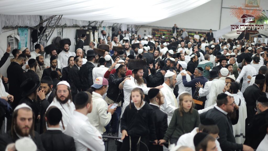 אשרי עין ראתה זאת: אלפים גדשו את היכל התורה באומן אשרי עין ראתה זאת: אלפים גדשו את היכל התורה באומן