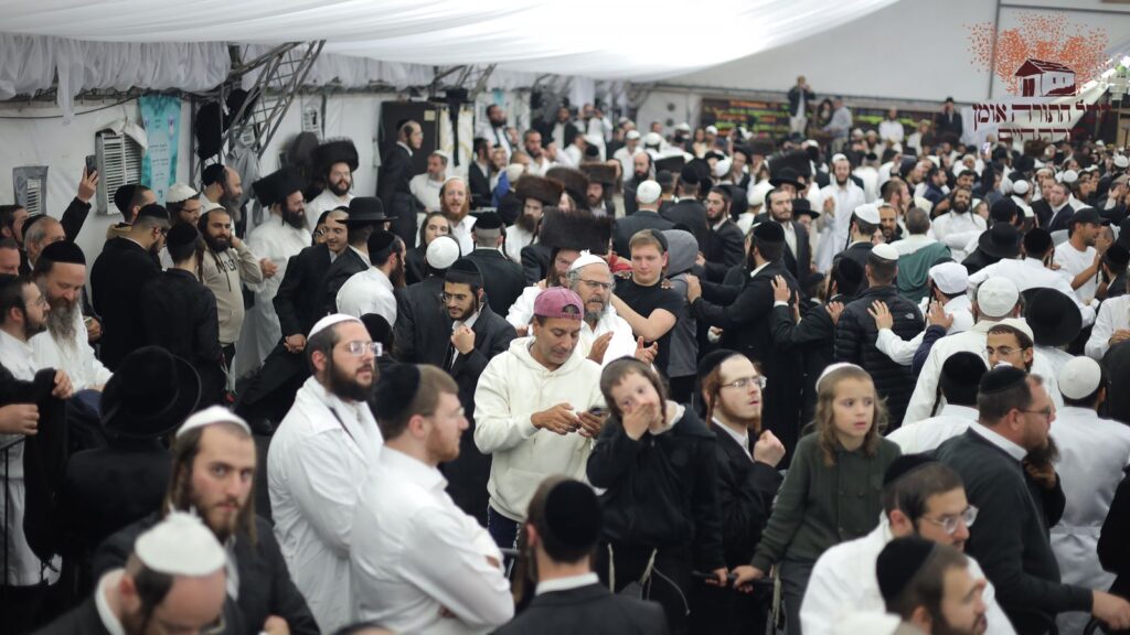 אשרי עין ראתה זאת: אלפים גדשו את היכל התורה באומן אשרי עין ראתה זאת: אלפים גדשו את היכל התורה באומן