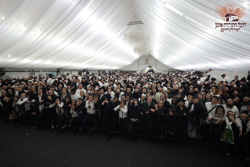 אשרי עין ראתה זאת: אלפים גדשו את היכל התורה באומן אשרי עין ראתה זאת: אלפים גדשו את היכל התורה באומן