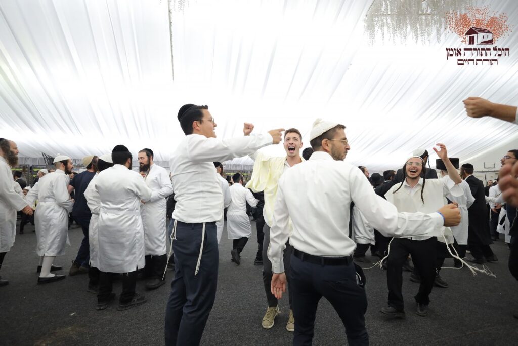 אשרי עין ראתה זאת: אלפים גדשו את היכל התורה באומן אשרי עין ראתה זאת: אלפים גדשו את היכל התורה באומן