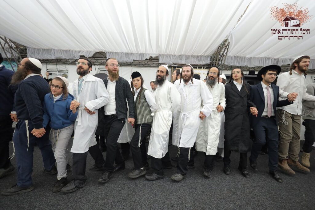 אשרי עין ראתה זאת: אלפים גדשו את היכל התורה באומן אשרי עין ראתה זאת: אלפים גדשו את היכל התורה באומן