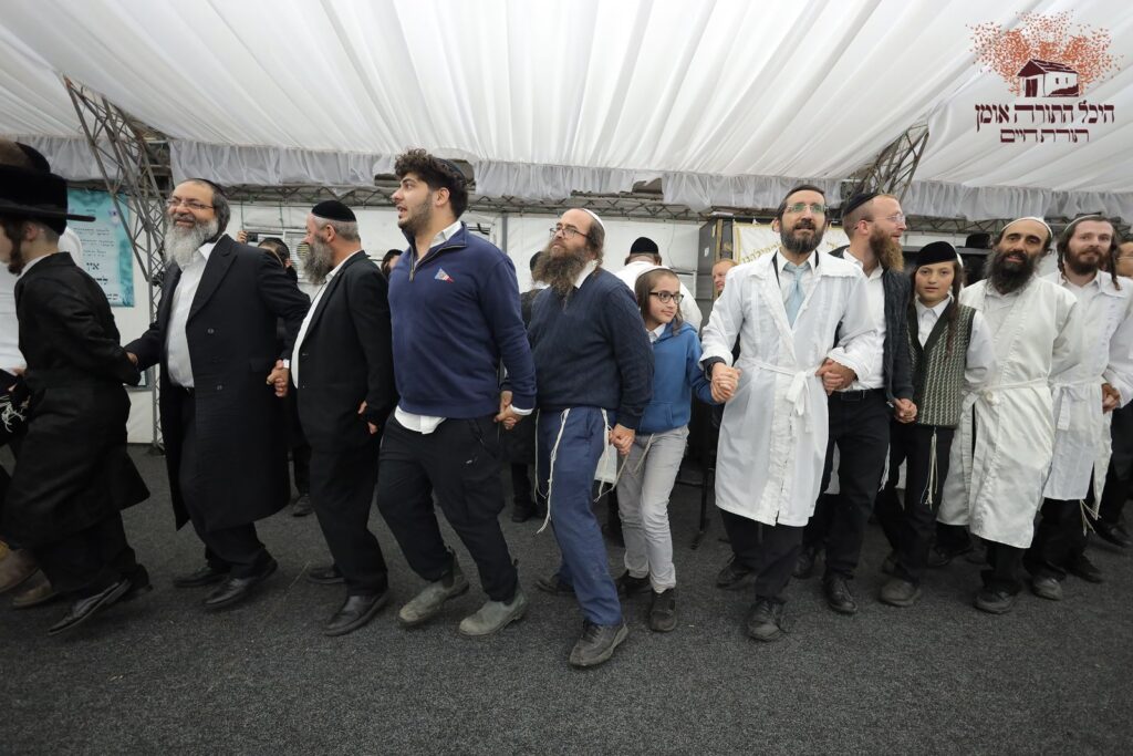 אשרי עין ראתה זאת: אלפים גדשו את היכל התורה באומן אשרי עין ראתה זאת: אלפים גדשו את היכל התורה באומן