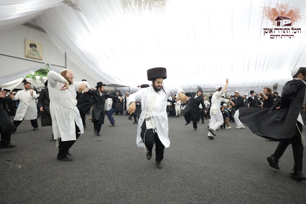 אשרי עין ראתה זאת: אלפים גדשו את היכל התורה באומן אשרי עין ראתה זאת: אלפים גדשו את היכל התורה באומן