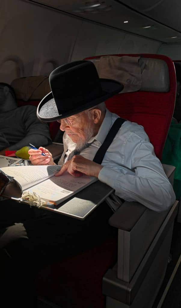 מאות קיבלו את פניו: מסעו ההיסטורי של הגר"י אזרחי ביוהנסבורג מאות קיבלו את פניו: מסעו ההיסטורי של הגר"י אזרחי ביוהנסבורג