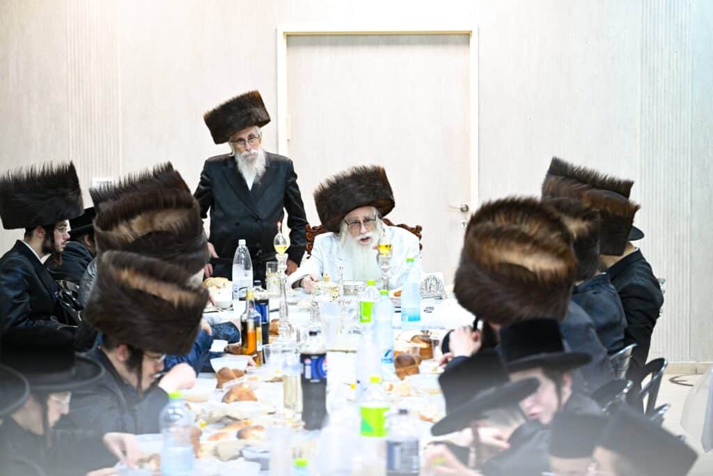 ערב ומוצאי יום הכיפורים בצילו של כ"ק האדמו"ר מצאנז ערב ומוצאי יום הכיפורים בצילו של כ"ק האדמו"ר מצאנז