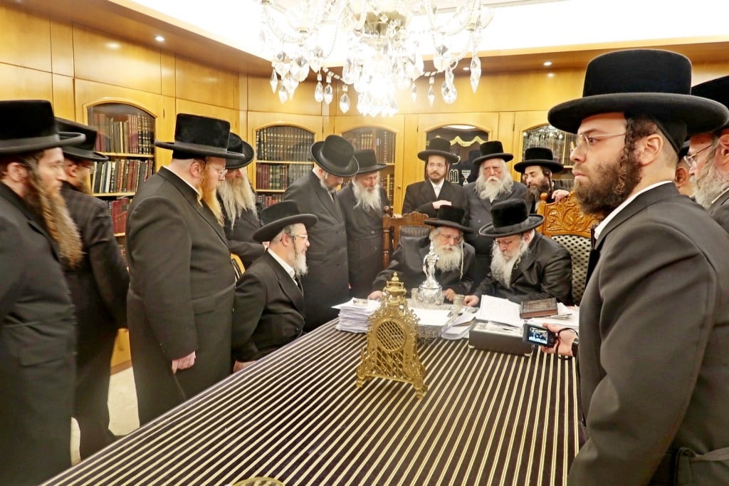 אחרי 5 שנות נתק: האחים האדמו"רים מנדבורנה נפגשו לשלום אחרי 5 שנות נתק: האחים האדמו"רים מנדבורנה נפגשו לשלום