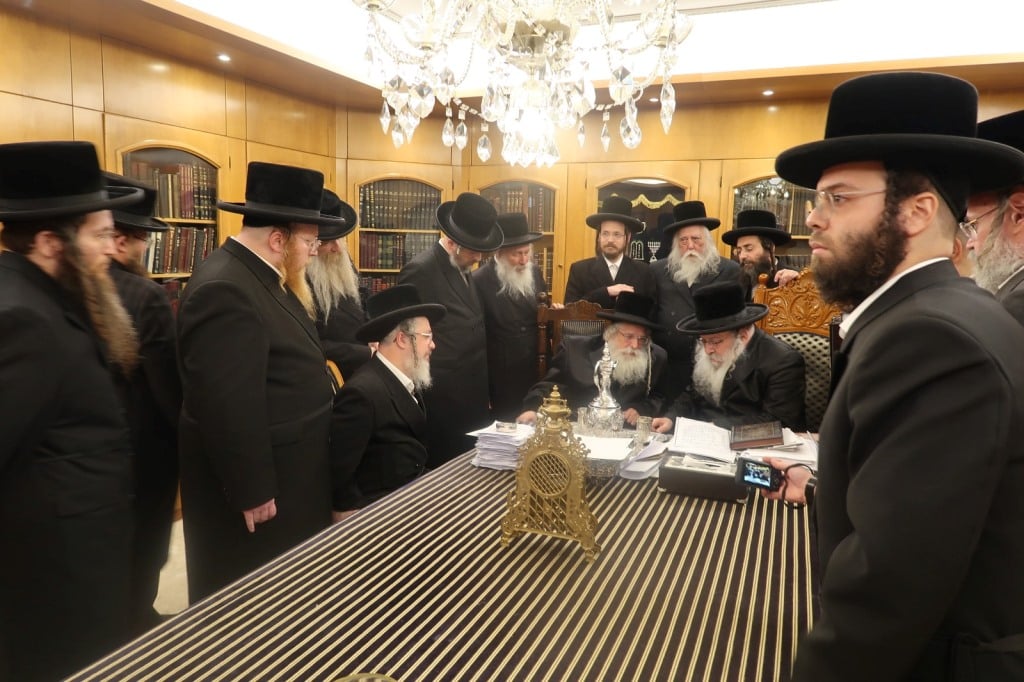אחרי 5 שנות נתק: האחים האדמו"רים מנדבורנה נפגשו לשלום אחרי 5 שנות נתק: האחים האדמו"רים מנדבורנה נפגשו לשלום