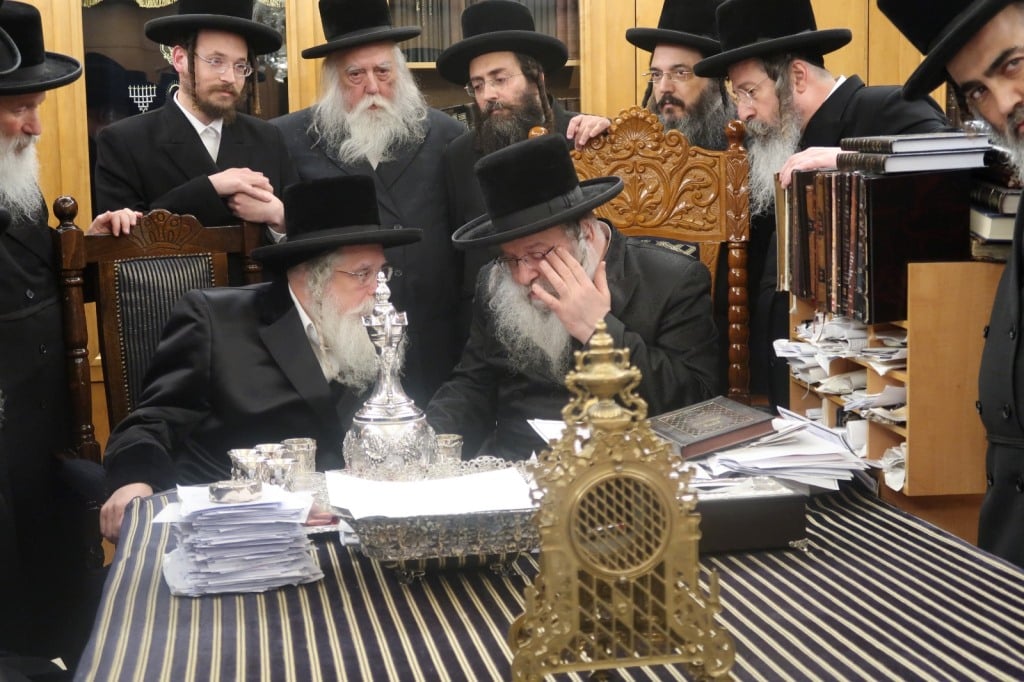 אחרי 5 שנות נתק: האחים האדמו"רים מנדבורנה נפגשו לשלום אחרי 5 שנות נתק: האחים האדמו"רים מנדבורנה נפגשו לשלום