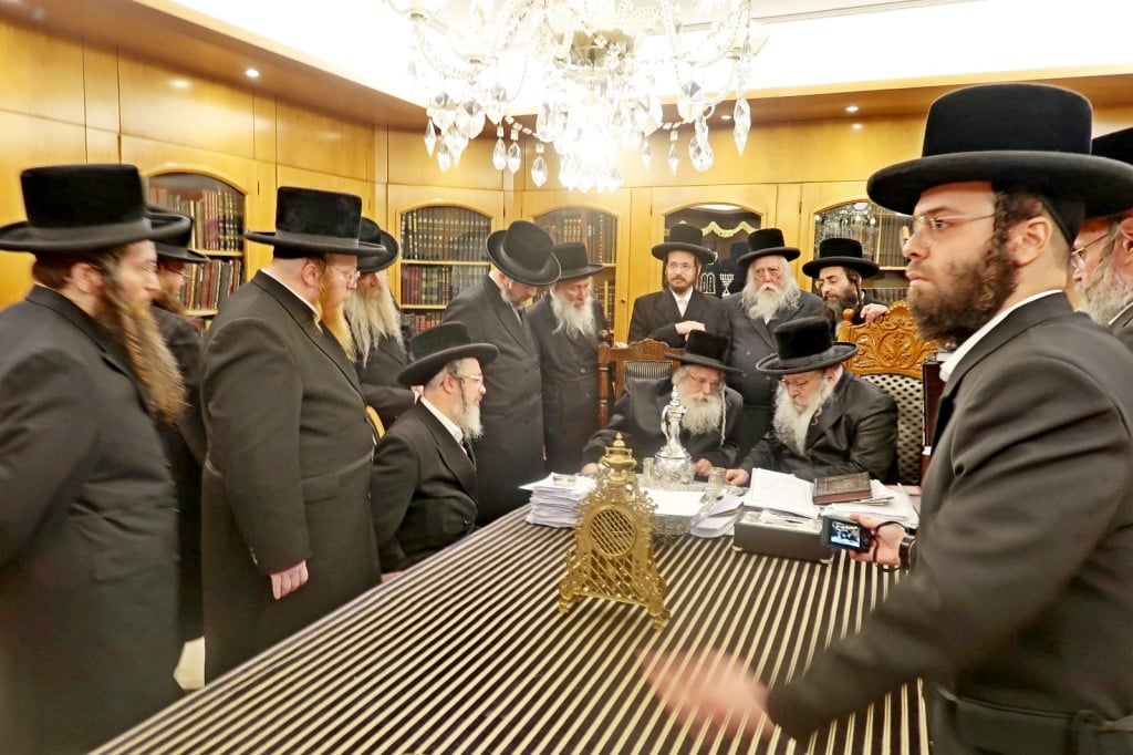 אחרי 5 שנות נתק: האחים האדמו"רים מנדבורנה נפגשו לשלום אחרי 5 שנות נתק: האחים האדמו"רים מנדבורנה נפגשו לשלום