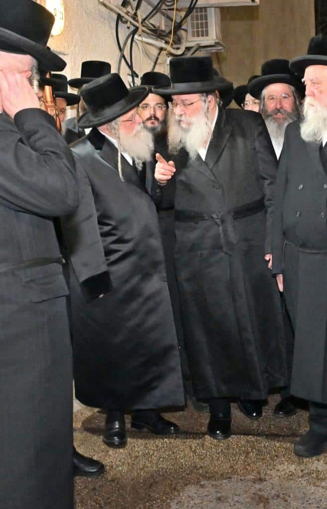 אחרי 5 שנות נתק: האחים האדמו"רים מנדבורנה נפגשו לשלום אחרי 5 שנות נתק: האחים האדמו"רים מנדבורנה נפגשו לשלום