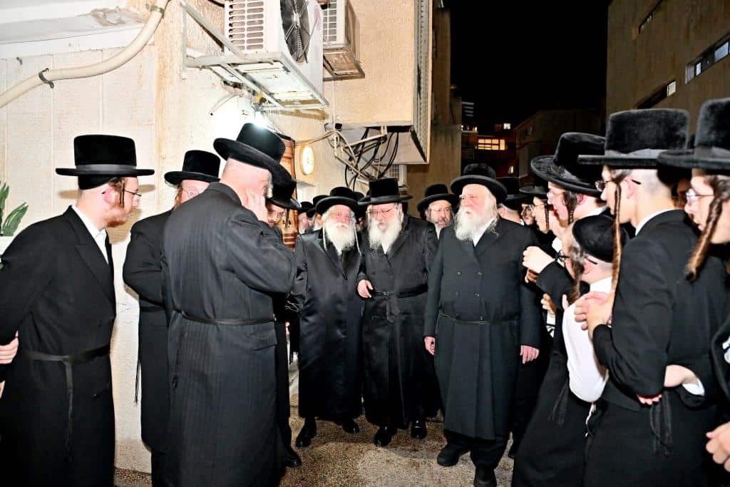 אחרי 5 שנות נתק: האחים האדמו"רים מנדבורנה נפגשו לשלום אחרי 5 שנות נתק: האחים האדמו"רים מנדבורנה נפגשו לשלום
