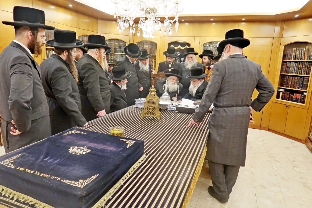 אחרי 5 שנות נתק: האחים האדמו"רים מנדבורנה נפגשו לשלום אחרי 5 שנות נתק: האחים האדמו"רים מנדבורנה נפגשו לשלום