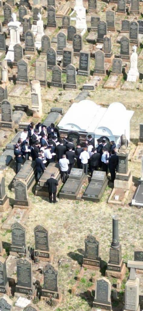 מאות קיבלו את פניו: מסעו ההיסטורי של הגר"י אזרחי ביוהנסבורג מאות קיבלו את פניו: מסעו ההיסטורי של הגר"י אזרחי ביוהנסבורג
