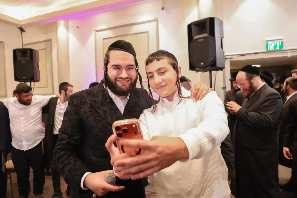 כך חגגה תעשיית המוזיקה החסידית את ה'וואך נאכט' בערב החג כך חגגה תעשיית המוזיקה החסידית את ה'וואך נאכט' בערב החג