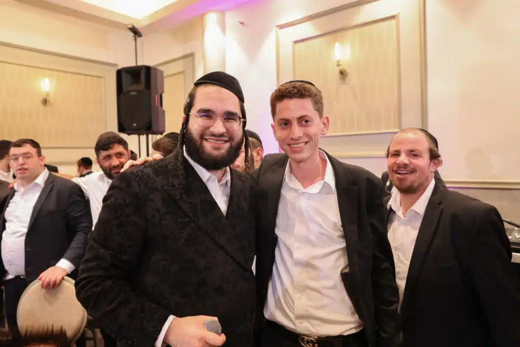 כך חגגה תעשיית המוזיקה החסידית את ה'וואך נאכט' בערב החג כך חגגה תעשיית המוזיקה החסידית את ה'וואך נאכט' בערב החג