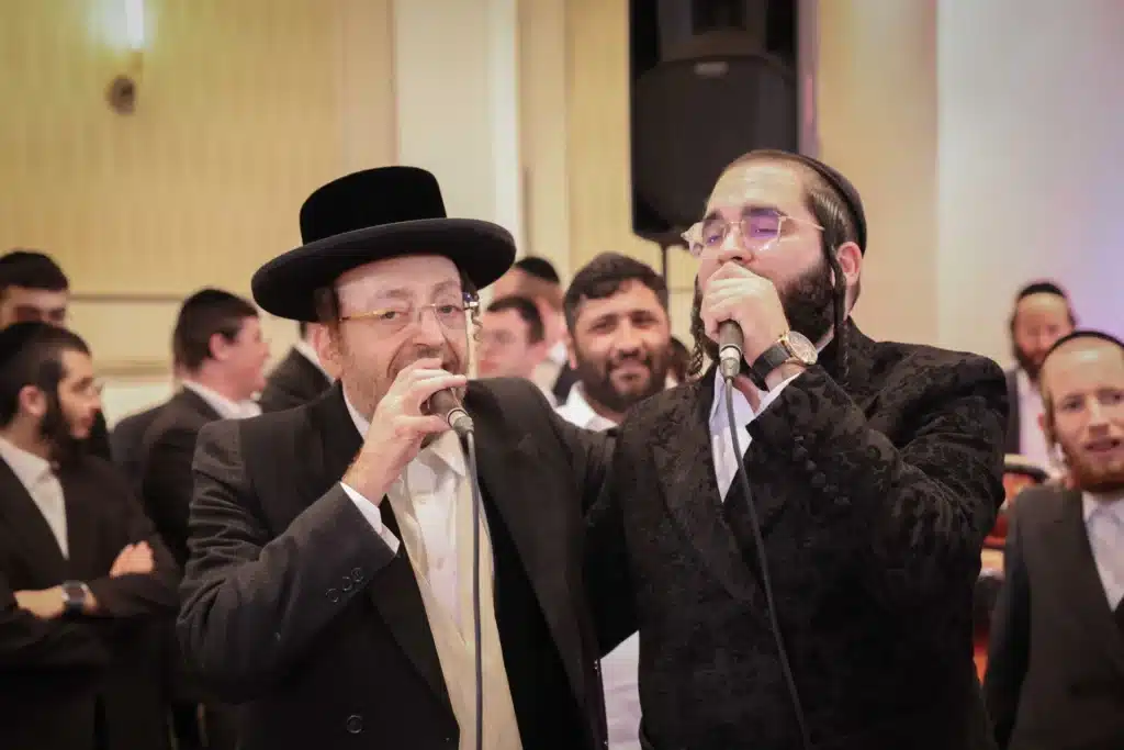 כך חגגה תעשיית המוזיקה החסידית את ה'וואך נאכט' בערב החג כך חגגה תעשיית המוזיקה החסידית את ה'וואך נאכט' בערב החג
