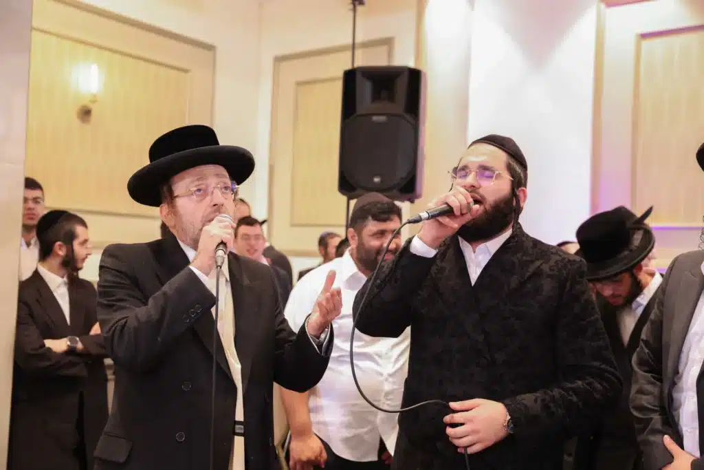 כך חגגה תעשיית המוזיקה החסידית את ה'וואך נאכט' בערב החג כך חגגה תעשיית המוזיקה החסידית את ה'וואך נאכט' בערב החג