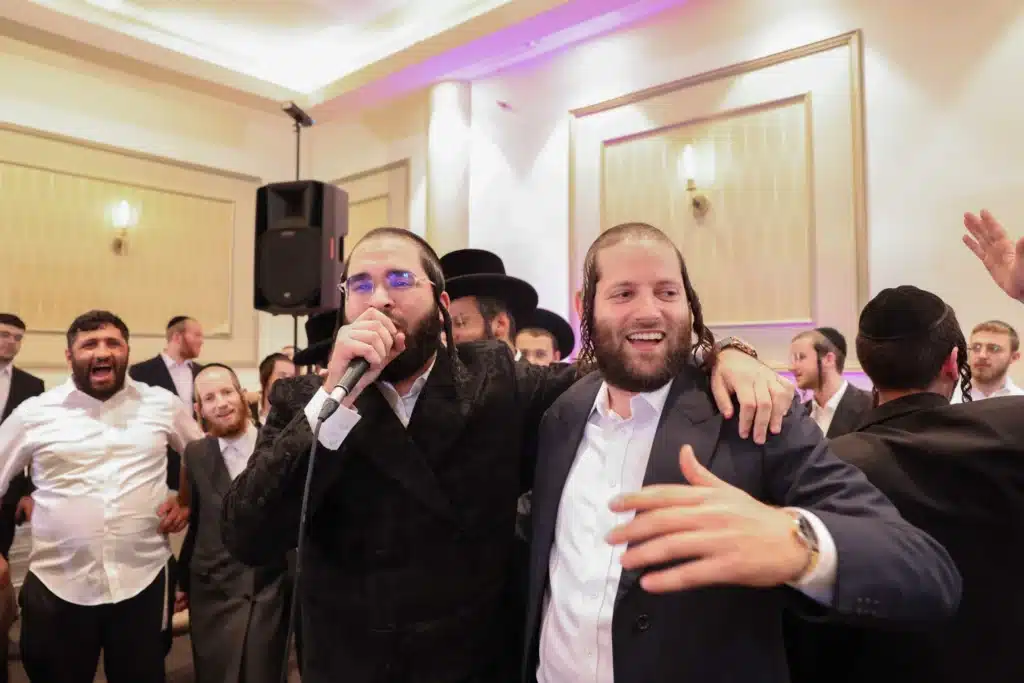 כך חגגה תעשיית המוזיקה החסידית את ה'וואך נאכט' בערב החג כך חגגה תעשיית המוזיקה החסידית את ה'וואך נאכט' בערב החג