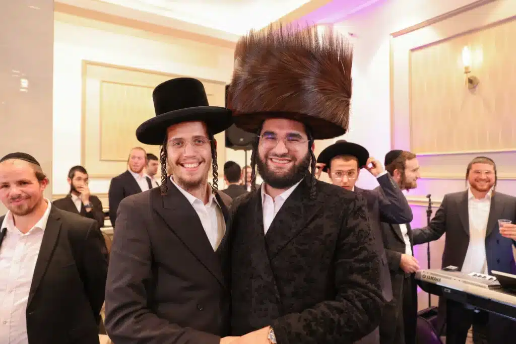 כך חגגה תעשיית המוזיקה החסידית את ה'וואך נאכט' בערב החג כך חגגה תעשיית המוזיקה החסידית את ה'וואך נאכט' בערב החג