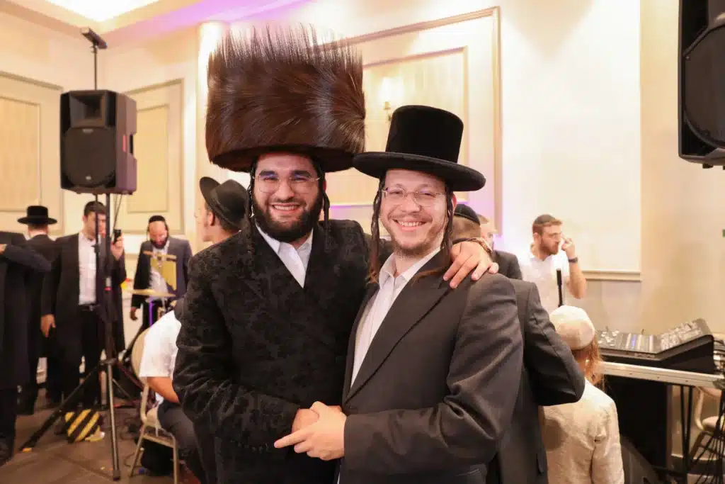 כך חגגה תעשיית המוזיקה החסידית את ה'וואך נאכט' בערב החג כך חגגה תעשיית המוזיקה החסידית את ה'וואך נאכט' בערב החג