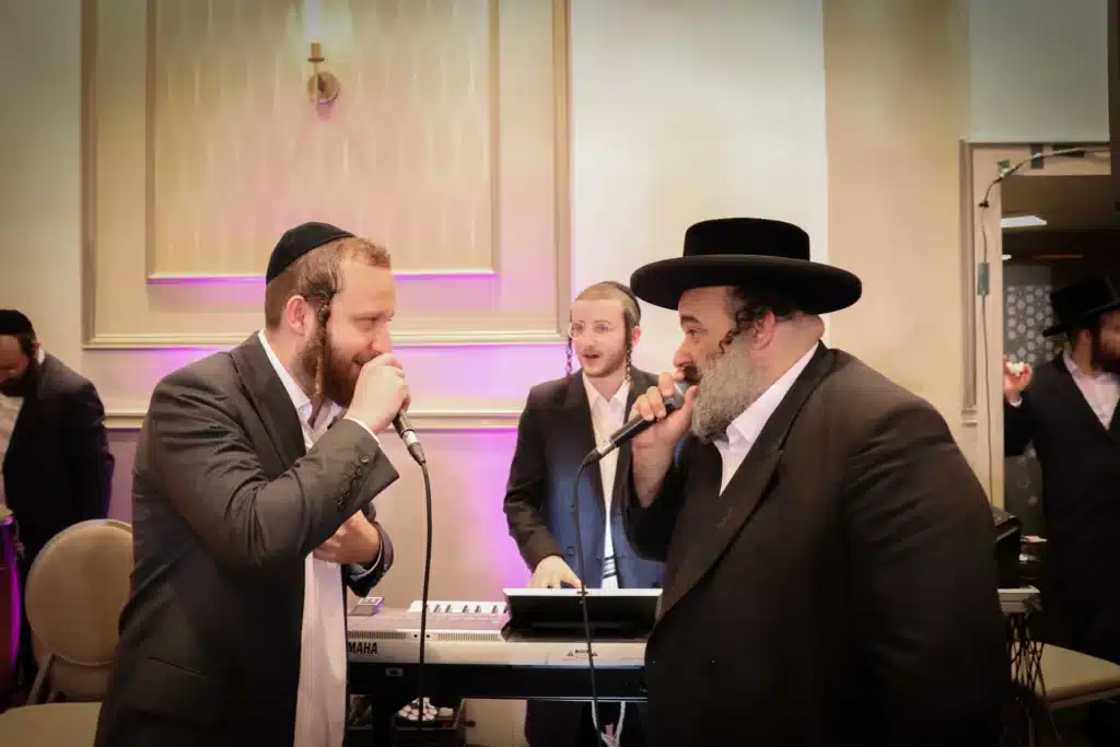 כך חגגה תעשיית המוזיקה החסידית את ה'וואך נאכט' בערב החג כך חגגה תעשיית המוזיקה החסידית את ה'וואך נאכט' בערב החג