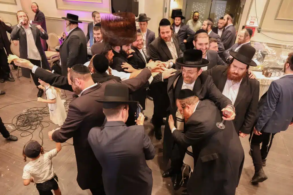 כך חגגה תעשיית המוזיקה החסידית את ה'וואך נאכט' בערב החג כך חגגה תעשיית המוזיקה החסידית את ה'וואך נאכט' בערב החג