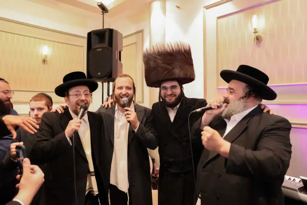 כך חגגה תעשיית המוזיקה החסידית את ה'וואך נאכט' בערב החג כך חגגה תעשיית המוזיקה החסידית את ה'וואך נאכט' בערב החג