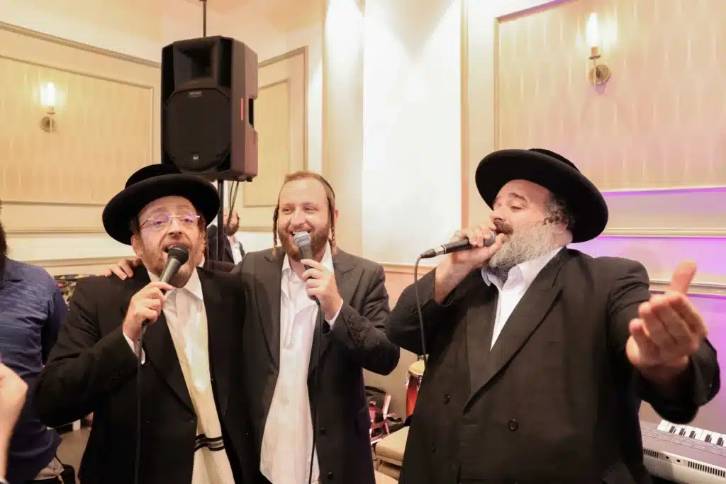 כך חגגה תעשיית המוזיקה החסידית את ה'וואך נאכט' בערב החג כך חגגה תעשיית המוזיקה החסידית את ה'וואך נאכט' בערב החג