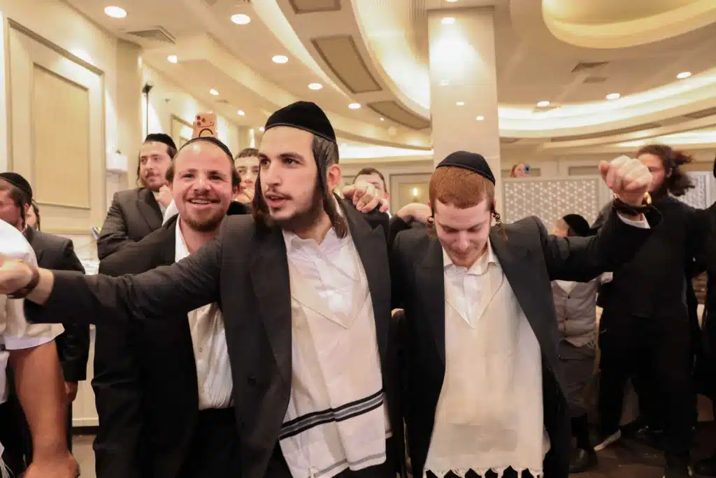 כך חגגה תעשיית המוזיקה החסידית את ה'וואך נאכט' בערב החג כך חגגה תעשיית המוזיקה החסידית את ה'וואך נאכט' בערב החג