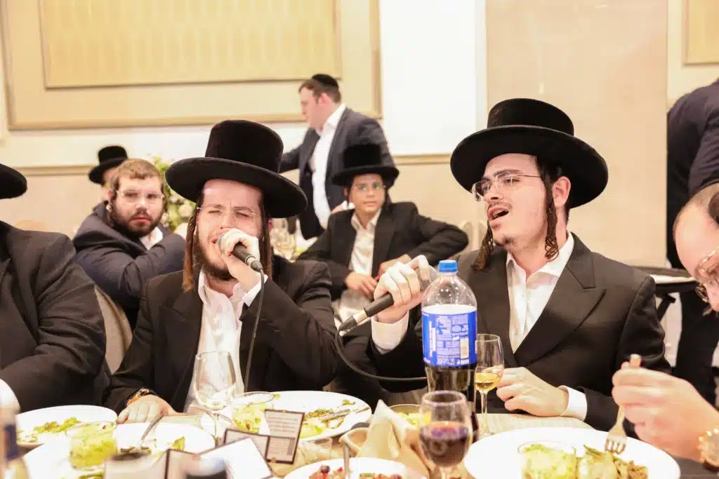 כך חגגה תעשיית המוזיקה החסידית את ה'וואך נאכט' בערב החג כך חגגה תעשיית המוזיקה החסידית את ה'וואך נאכט' בערב החג