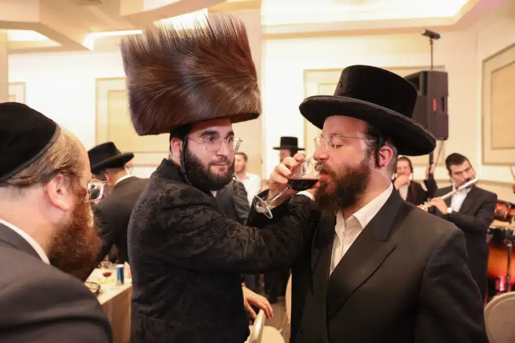 כך חגגה תעשיית המוזיקה החסידית את ה'וואך נאכט' בערב החג כך חגגה תעשיית המוזיקה החסידית את ה'וואך נאכט' בערב החג