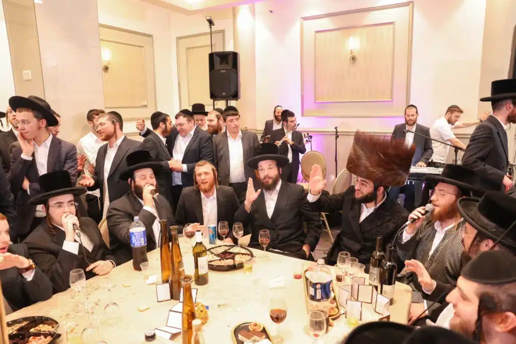 כך חגגה תעשיית המוזיקה החסידית את ה'וואך נאכט' בערב החג כך חגגה תעשיית המוזיקה החסידית את ה'וואך נאכט' בערב החג
