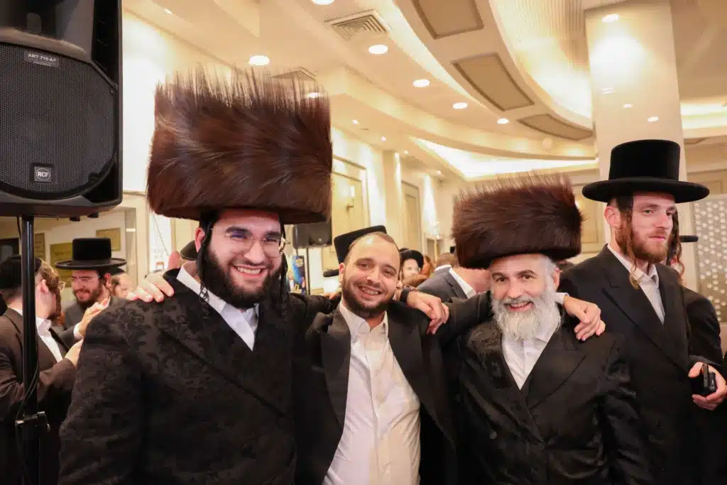 כך חגגה תעשיית המוזיקה החסידית את ה'וואך נאכט' בערב החג כך חגגה תעשיית המוזיקה החסידית את ה'וואך נאכט' בערב החג