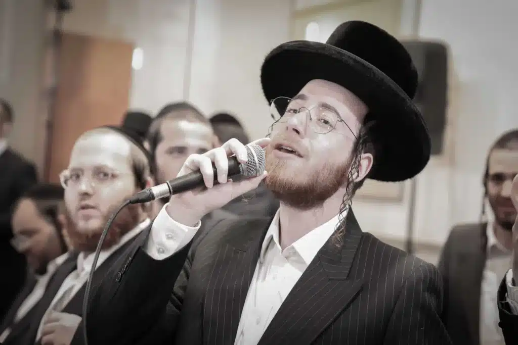 כך חגגה תעשיית המוזיקה החסידית את ה'וואך נאכט' בערב החג כך חגגה תעשיית המוזיקה החסידית את ה'וואך נאכט' בערב החג